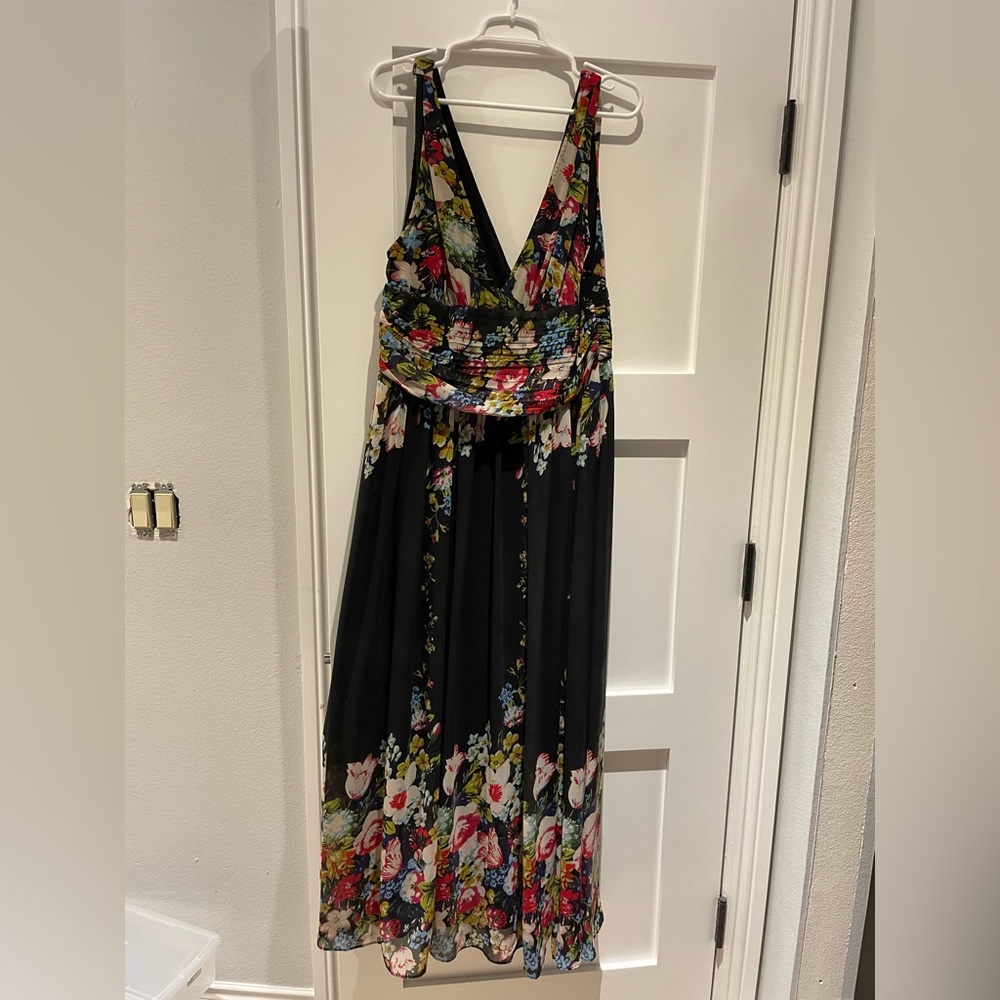 Beautiful floor-length floral dress. Size 16.